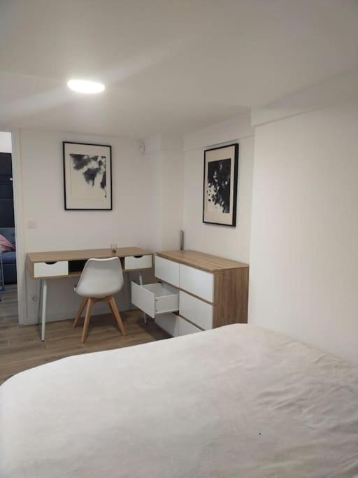 2 Piece Avec Terrasse Ensoleille Apartment Suresnes Luaran gambar