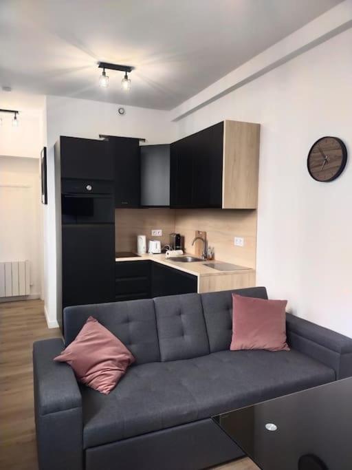 2 Piece Avec Terrasse Ensoleille Apartment Suresnes Luaran gambar