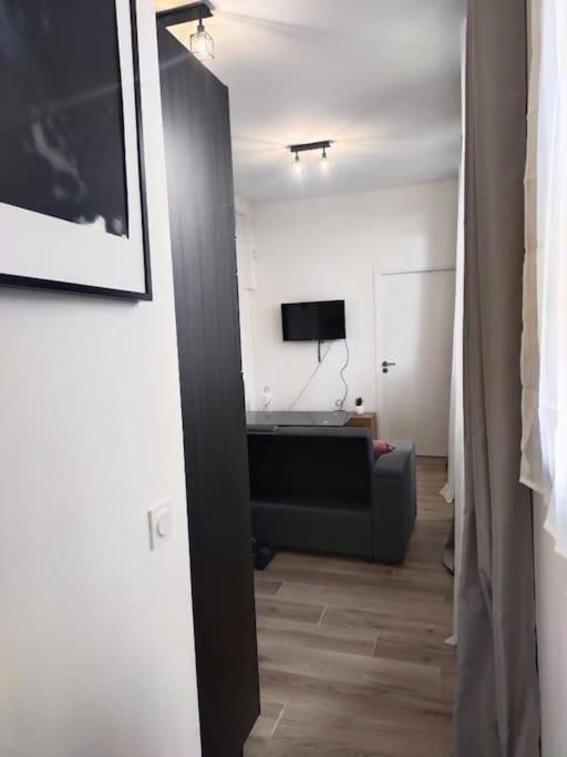 2 Piece Avec Terrasse Ensoleille Apartment Suresnes Luaran gambar