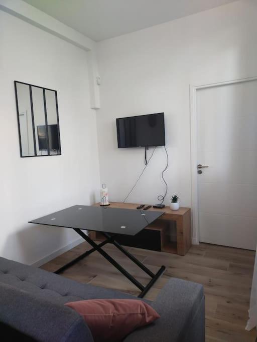 2 Piece Avec Terrasse Ensoleille Apartment Suresnes Luaran gambar