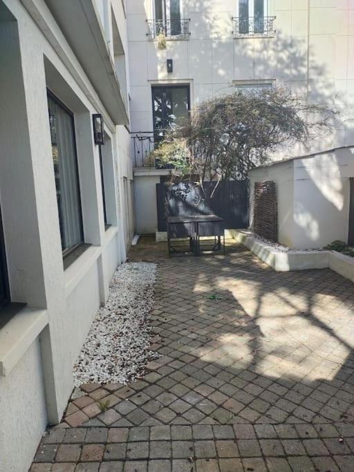 2 Piece Avec Terrasse Ensoleille Apartment Suresnes Luaran gambar